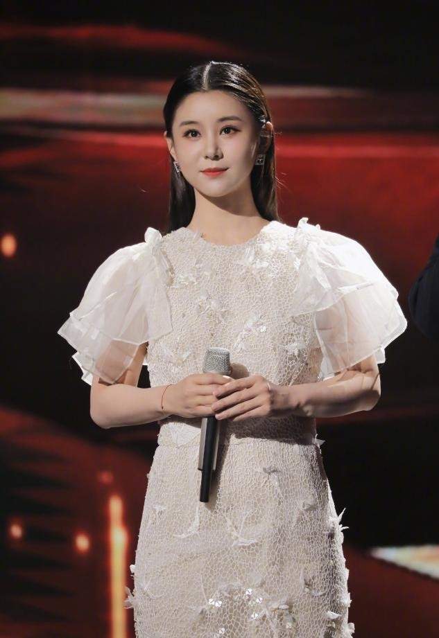 娃娃脸 36岁李小萌挺孕肚接娃，穿吊带裙全身白到发光，素颜更显幼态了