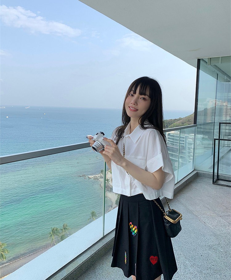 李小璐 李小璐无戏可拍也不消停，参加聚会占据C位不够，穿衣更是抢镜