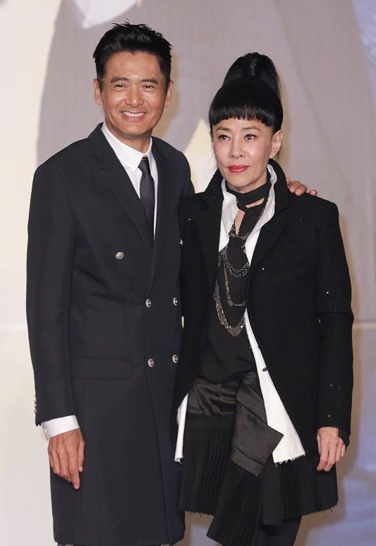 黑色 周润发的媳妇长得也很大气,一把年纪还在穿短裙,腿看着很年轻