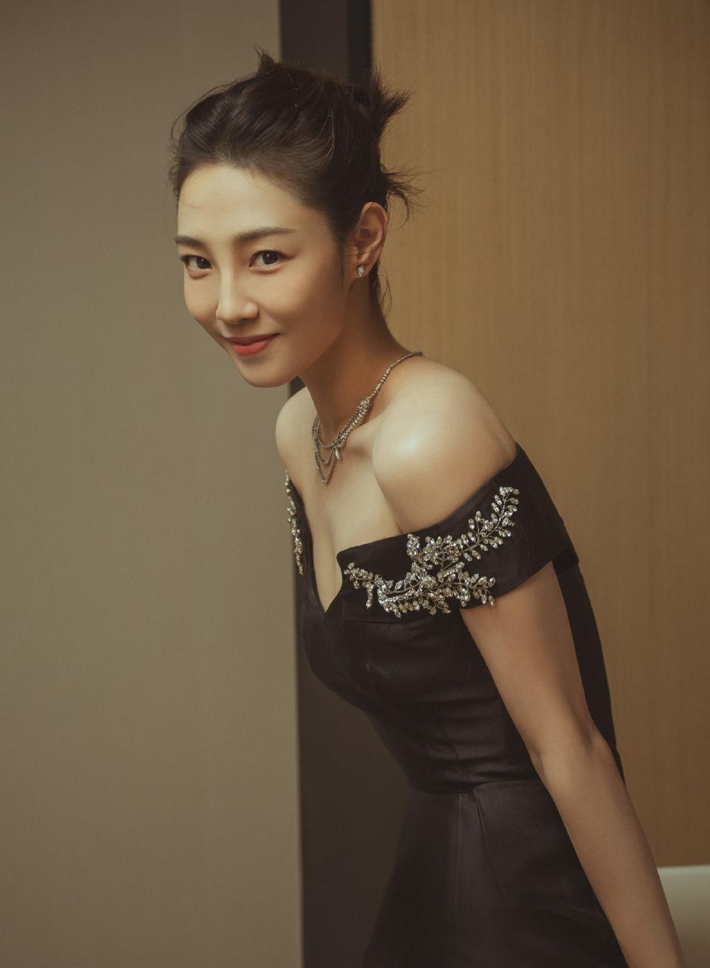 风情 白百何感觉瘦了不少,穿一字肩裙能看出锁骨,腰身也挺纤细的