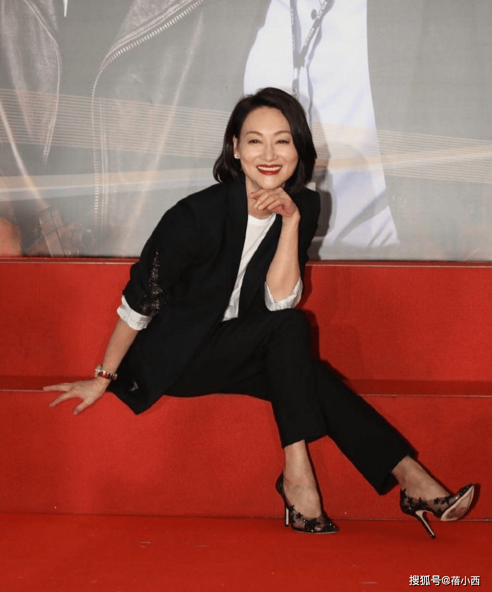 显得 惠英红越老越会穿， 一袭星空连衣裙配齐肩发走红毯，成熟美真高级