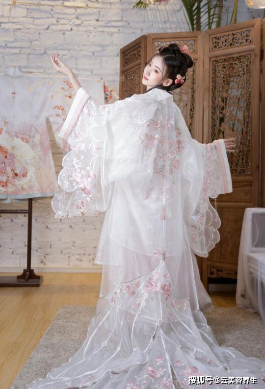 黑色 华裳九州，别再来蹭“汉服”的热度了！这“阴间设计”太让人无语