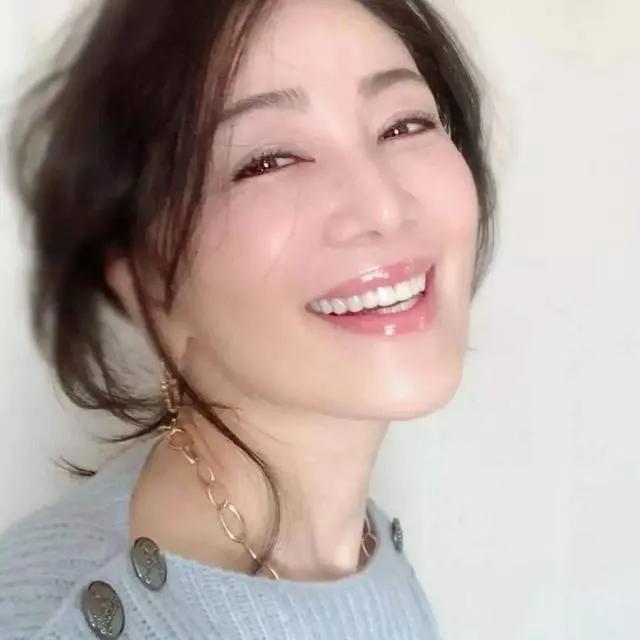 无敌日本53岁阿姨夺得选美冠军，网友：看到身材和颜值，当之无愧
