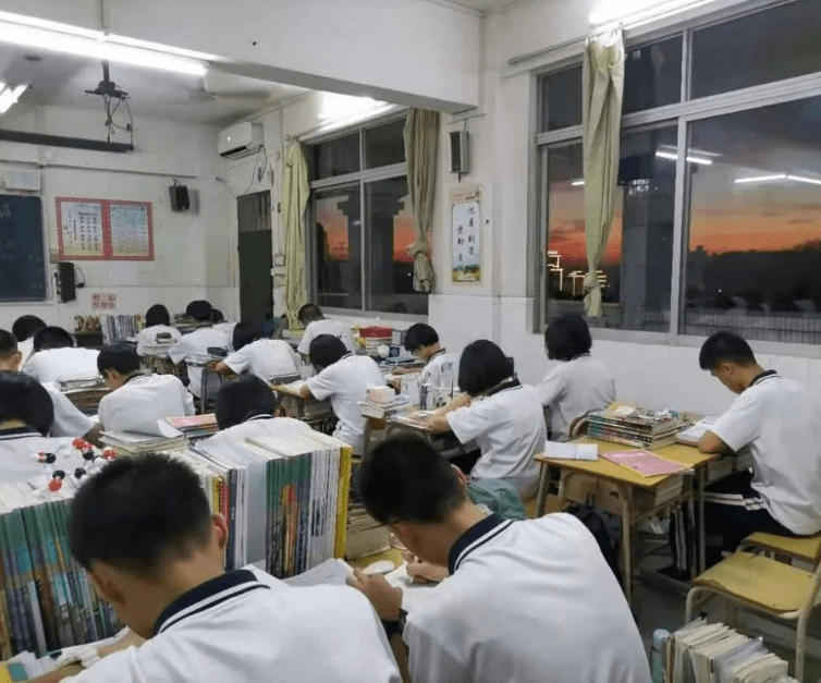 家长建议取消学生晚自习 要求减负 教育局的回复意味没转机了 部分