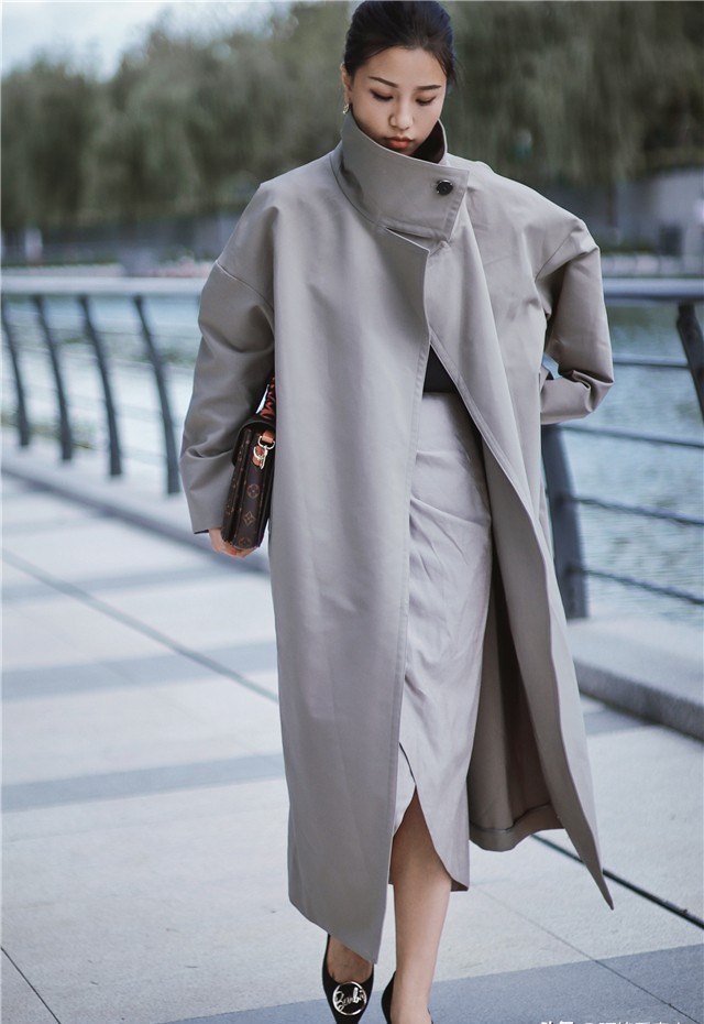 比拟 秋天大衣内搭案例分享:25-30+小姐姐演绎这4款内搭,时尚又保暖