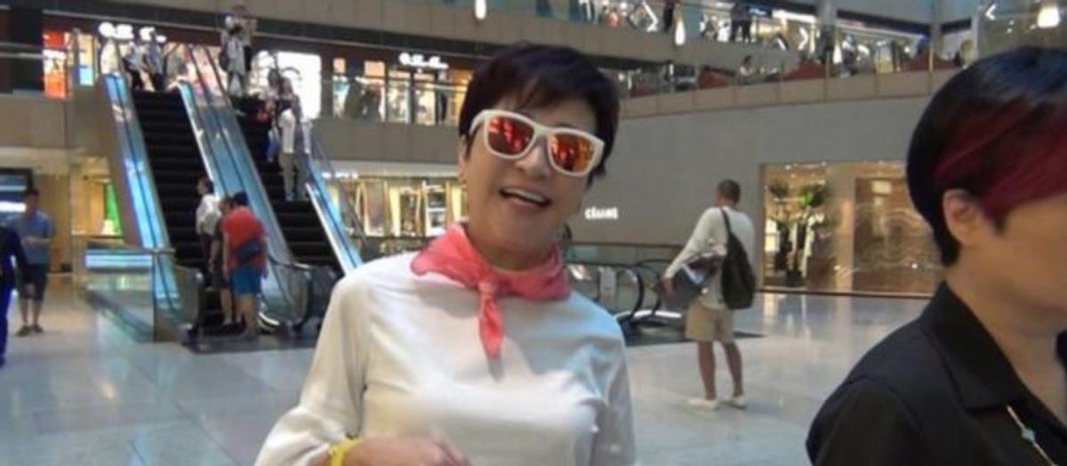 身材 狄波拉快70岁的人了，上街还扮得像小姑娘，墨镜配格纹裙太时髦了