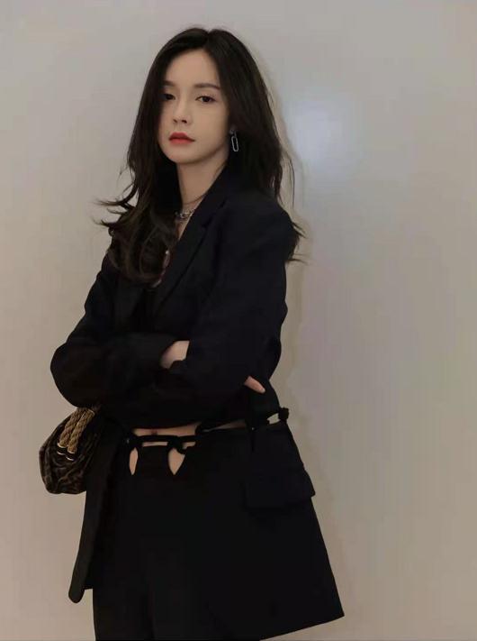 黑色 隔空比美!沈梦辰西服露脐装秀身材,与关晓彤撞衫气场不分伯仲
