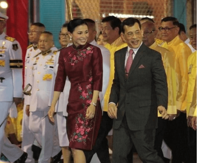 国王 苏提达又穿枣红色，小翻领时装裙真高贵，曾穿礼服裙听音乐会惊艳