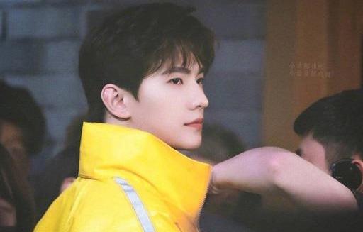 熊猫手 现哥黄衣加身酷过肖战，才发现王一博侧颜不输杨洋：穿小黄衣好嫩