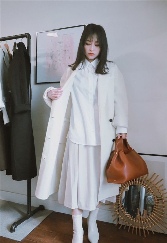 比拟 秋天大衣内搭案例分享:25-30+小姐姐演绎这4款内搭,时尚又保暖