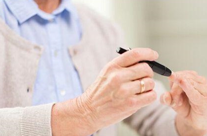 并发症|既想控制好血糖，又要预防糖尿病并发症，很简单要杜绝这3个习惯