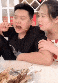 爆笑GIF圖：期待妹子的反應 搞笑整蠱 第3张