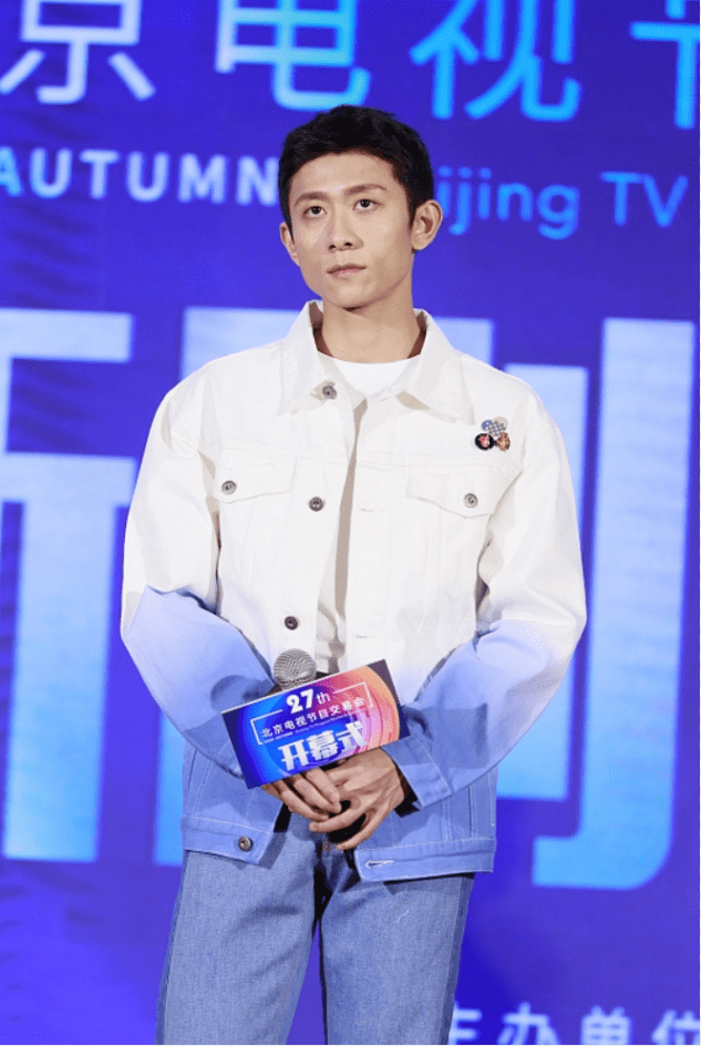 骨子里 张一山穿得挺有少年感，可依旧藏不住骨子里的“硬汉”样，真帅