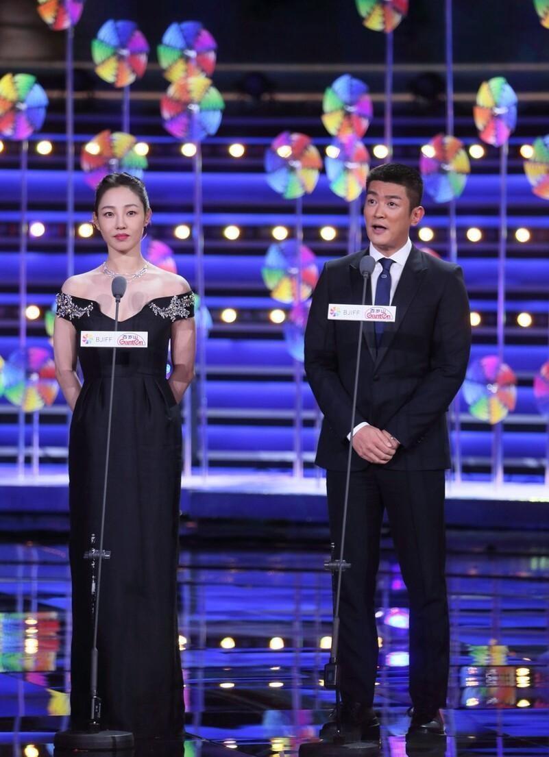 风情 白百何感觉瘦了不少,穿一字肩裙能看出锁骨,腰身也挺纤细的