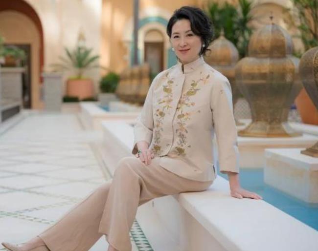 何超琼 何超琼年近六十也很美,坚持素颜不化妆,气质却碾压旁边汪明荃