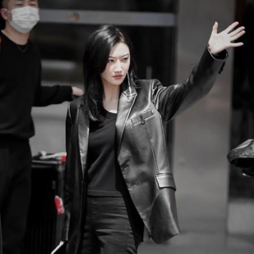 景甜 景甜终于找对风格了，穿一身皮质西装飒爽帅气，御姐范太适合她了