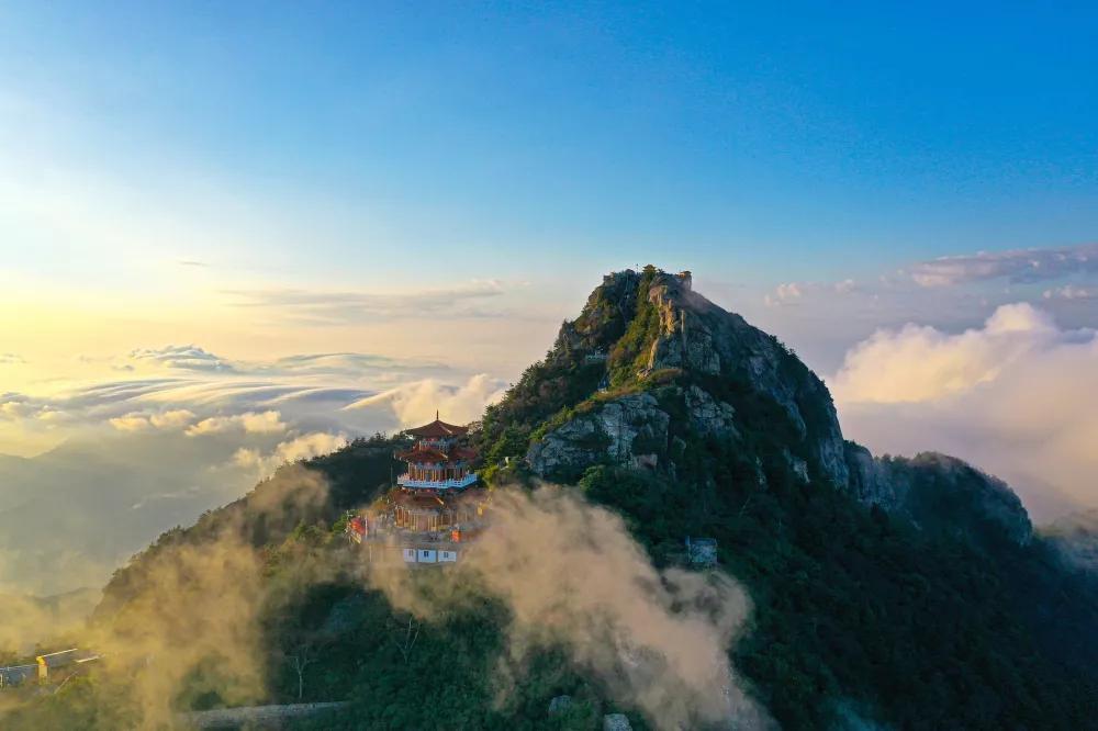 拍摄:崔胜杰▼日出,云海,佛光齐现洛阳白云山10月2日早晨雨后放晴