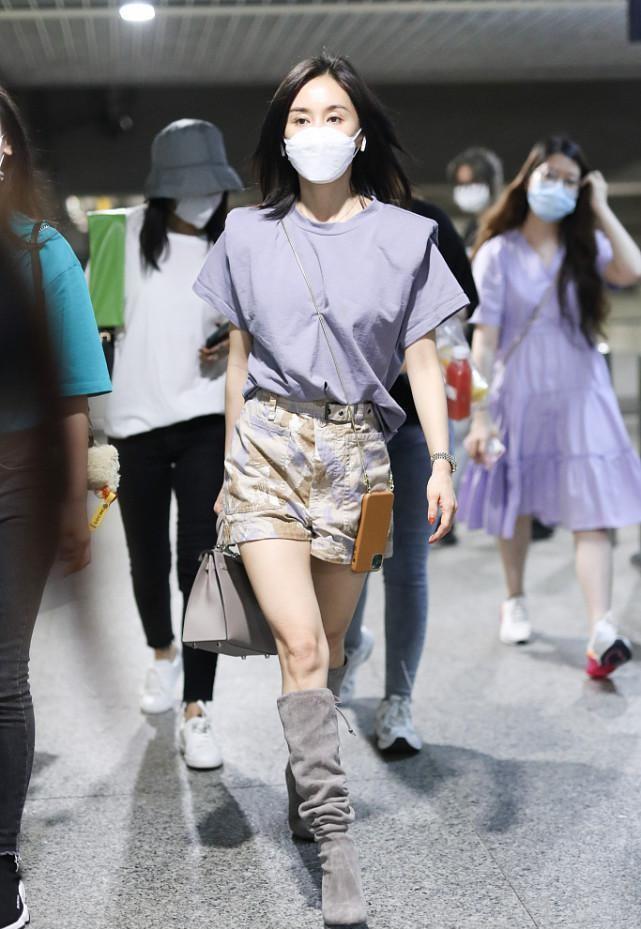 感觉 王子文个子小但是会穿衣，T恤配短裤减龄，搭双堆堆靴显得更高级