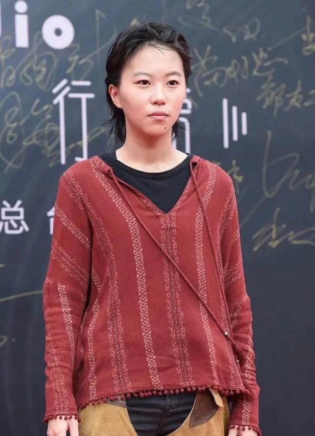 黑色 窦靖童厉害了!穿西装内搭红色上衣简约时髦,真不愧是王菲的女儿
