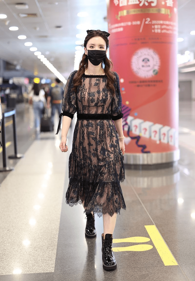 整体 张萌真没有“老板娘”的架子,碎花裙穿得清新甜美,好似小姑娘