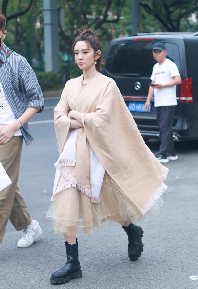 黑色 唐艺昕都当妈了却还像个小女孩，扎着丸子头，但穿“妈妈”装挺美