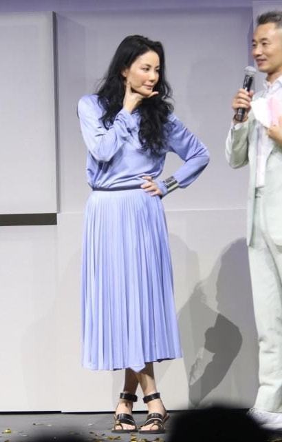 样子 王菲活成了让人羡慕的样子,紫色上衣配百褶裙,色彩看着好温柔