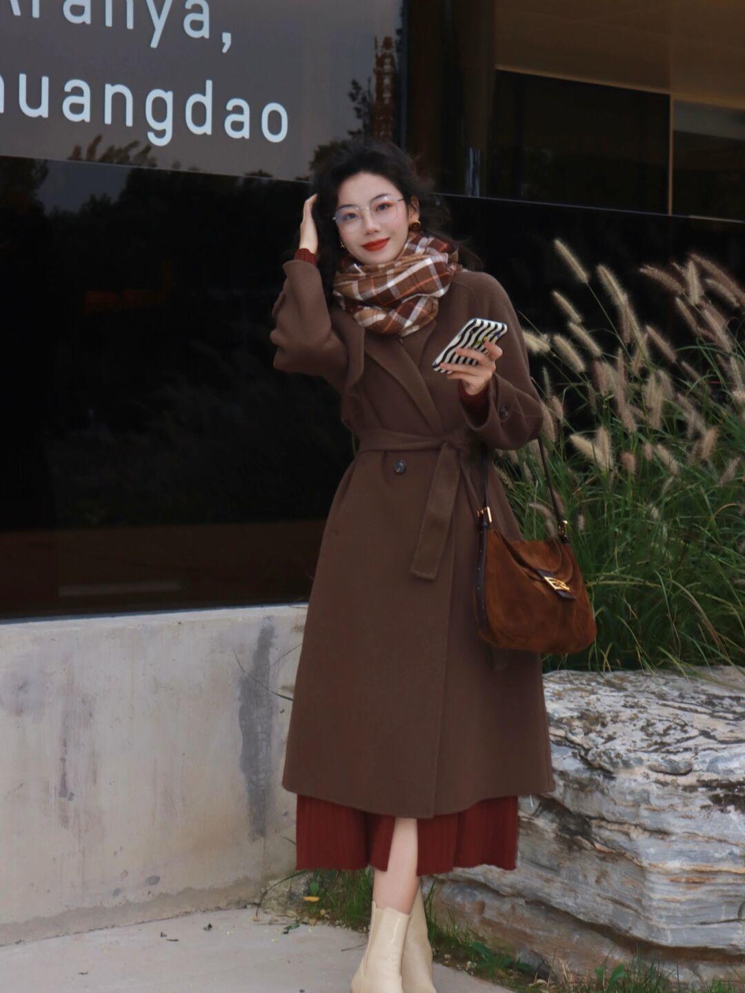 毛衣 三四十岁的女人想提升品味,秋冬别错过大衣穿搭,简约大气又高级