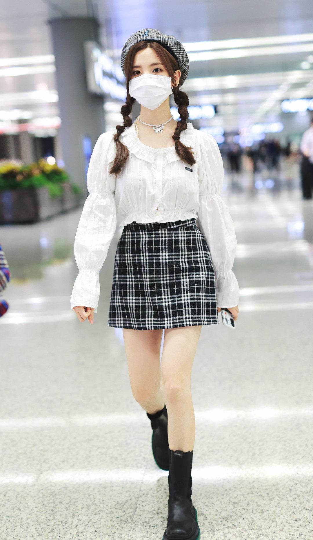 胶片 杨超越晒水手服胶片写真，清纯得像漫画里走出来的少女