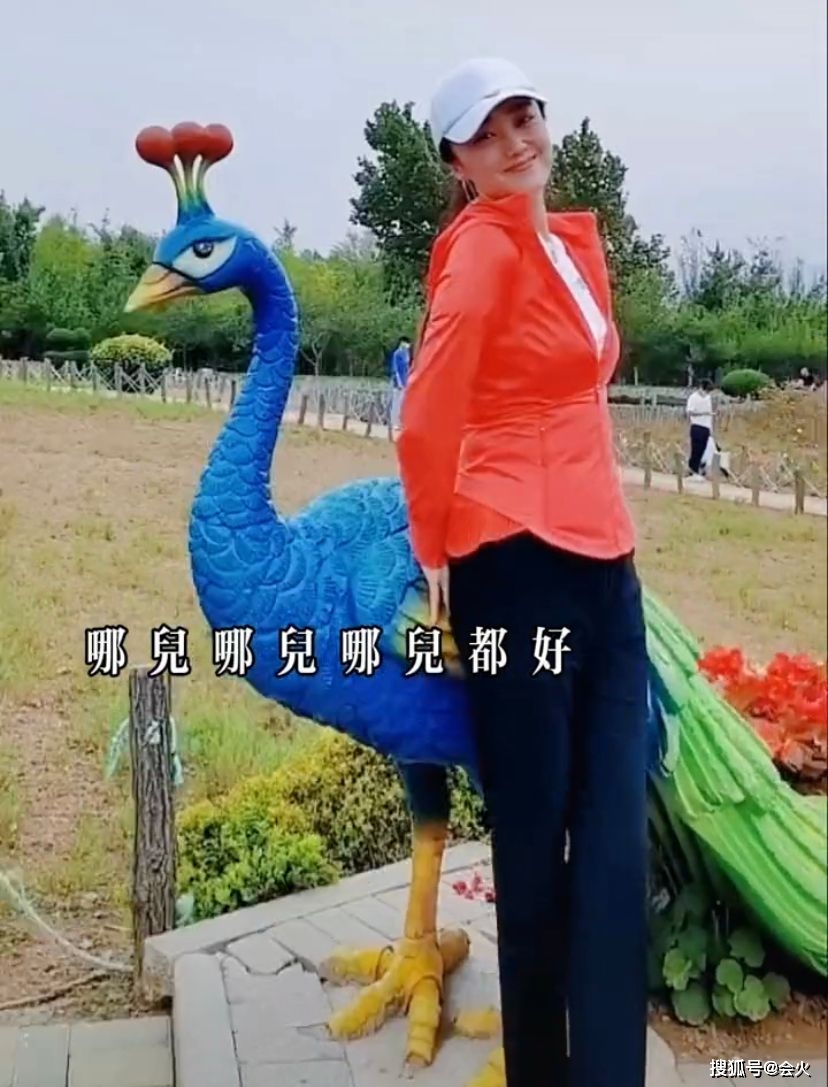 侄子玖月奇迹王小玮和侄子疯玩！公园狂跑转圈好兴奋，穿紧身衣曲线完美