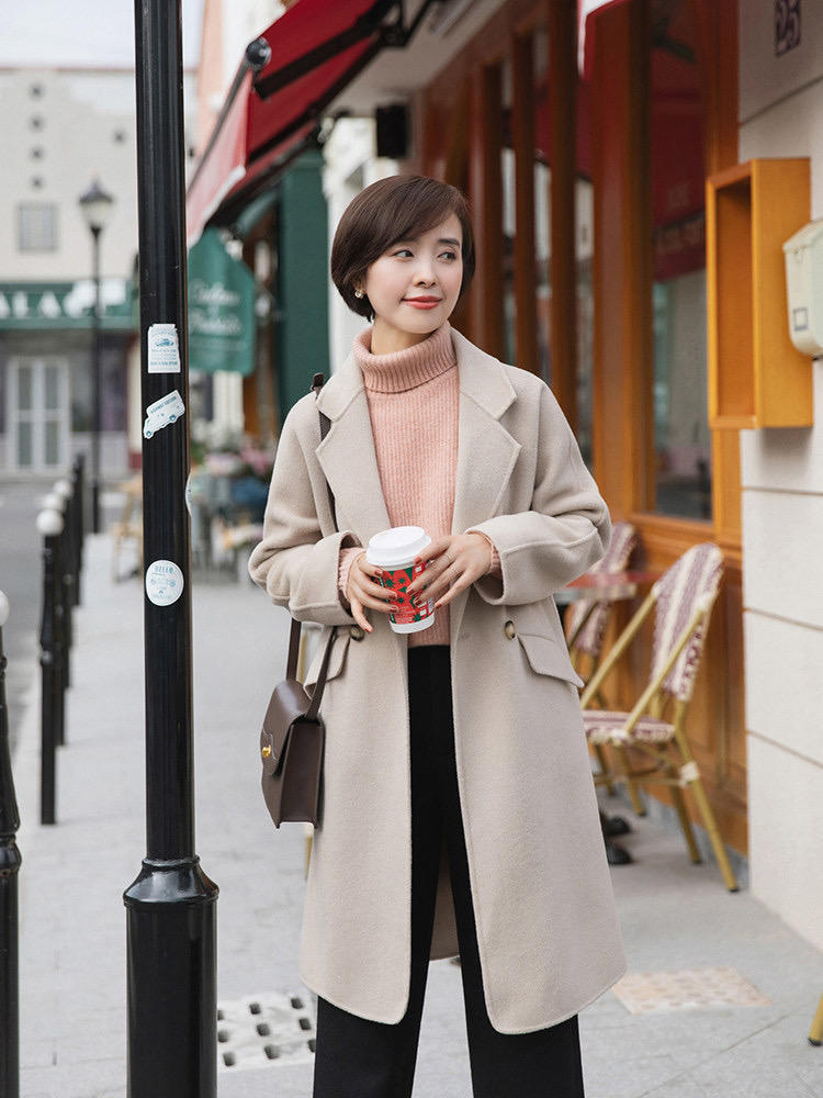 面料 秋冬连衣裙怎么选?穿一件西装领百褶裙就够了,很适合30+的女性