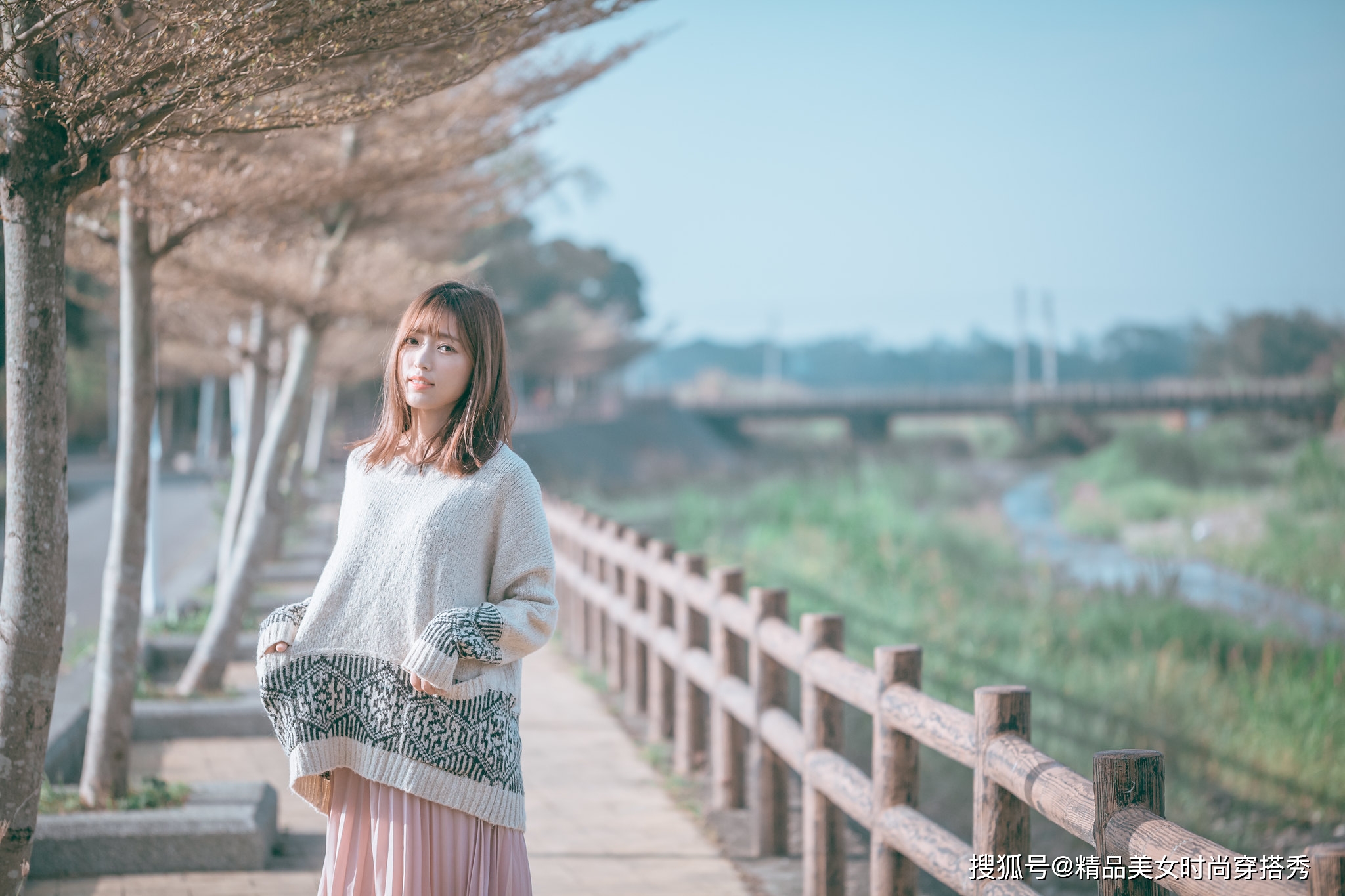 什么 十一出游这样穿也很美,针织毛衣搭配粉色半身裙,甜美又减龄