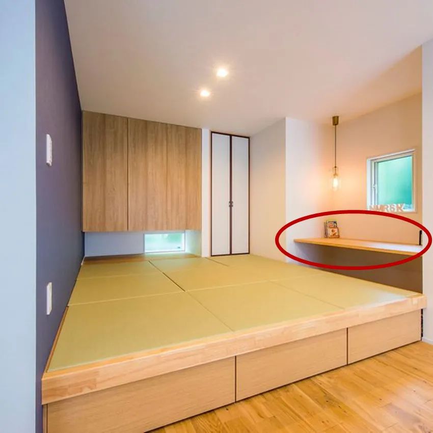 能这么装榻榻米的我也是头次见拐角掏空装悬空书桌当床又当椅