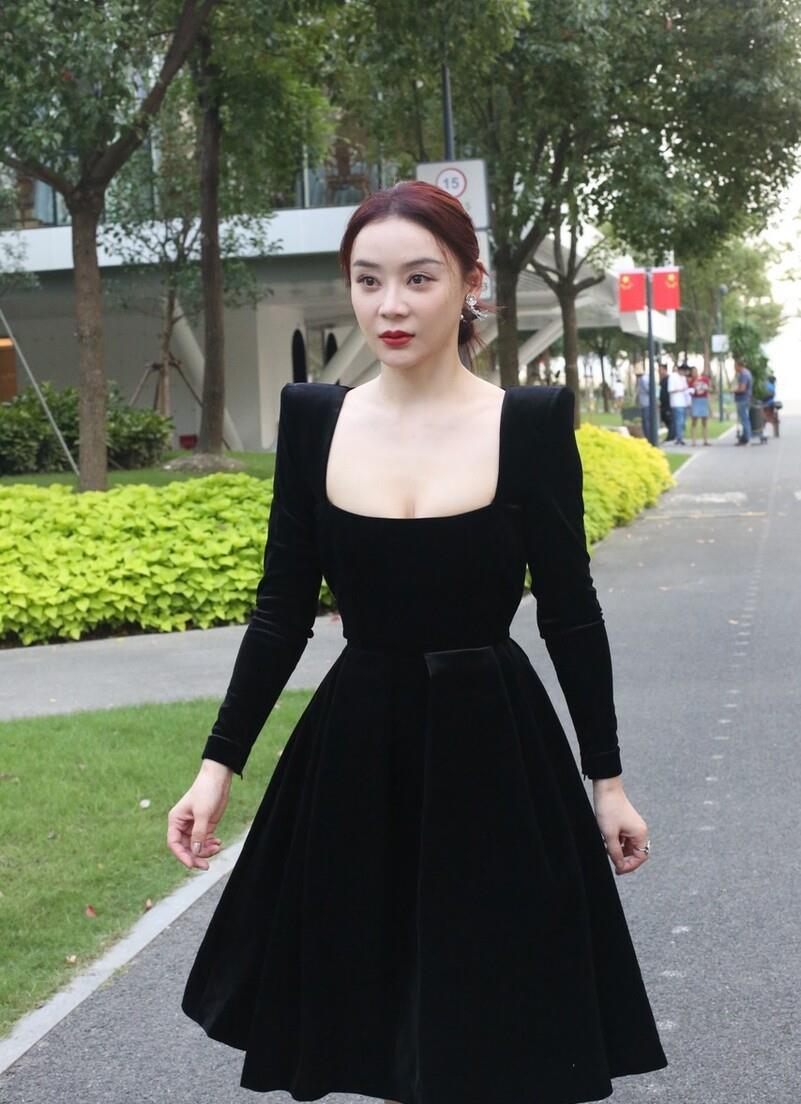 黑色 袁姗姗也爱复古风,方领丝绒裙精致典雅,奈何脸颊凹陷没了少女范