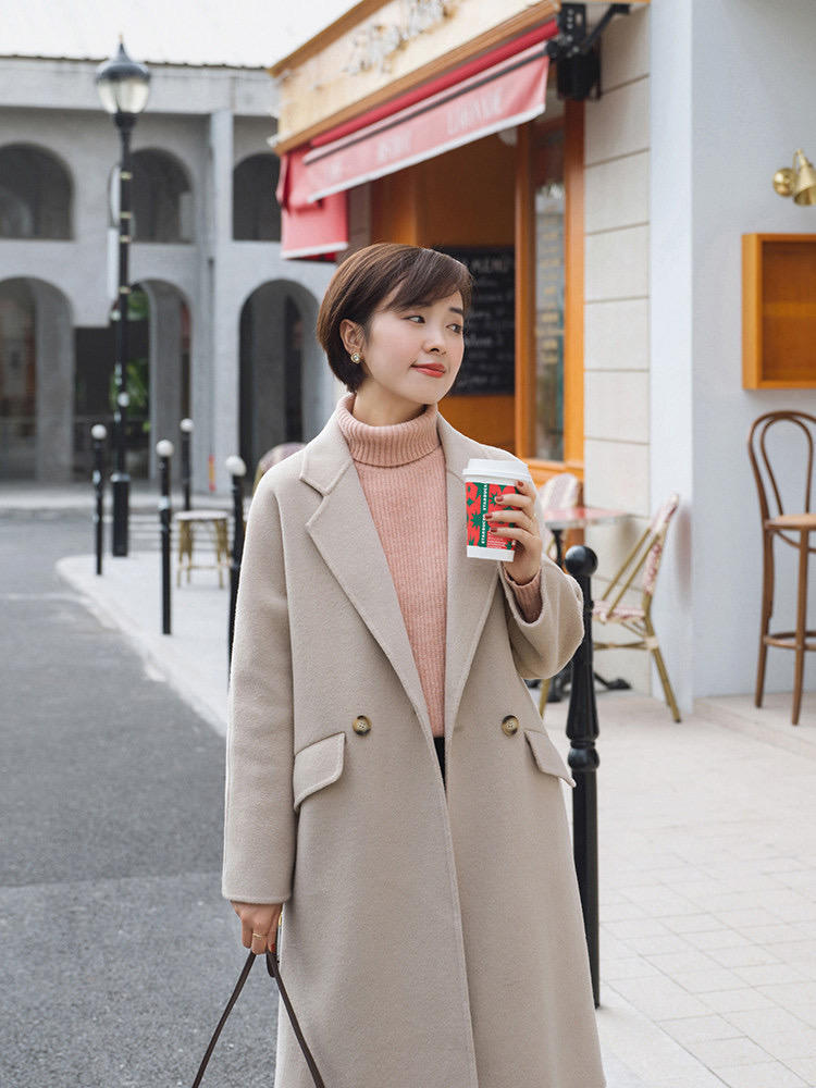 面料 秋冬连衣裙怎么选?穿一件西装领百褶裙就够了,很适合30+的女性