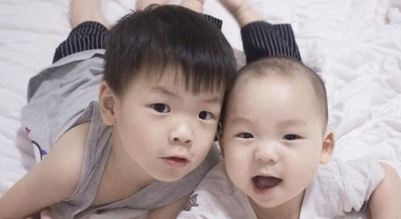 女士|哥哥亲近刚出生的妹妹，妹妹就莫名哭泣，妈妈打开襁褓脸都白了