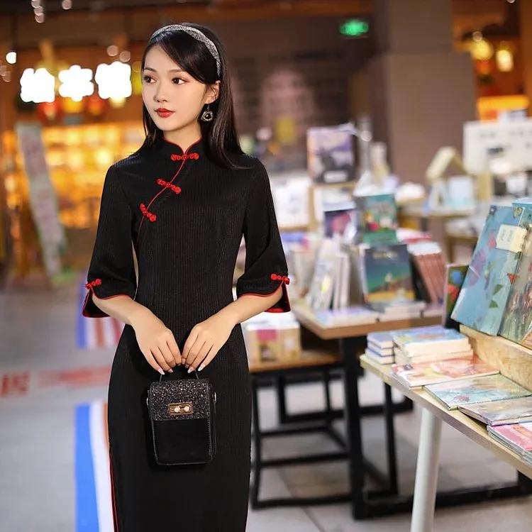 黑色 复古风的黑色旗袍，显瘦百搭能够显出女性的气质，一般人驾驭不了