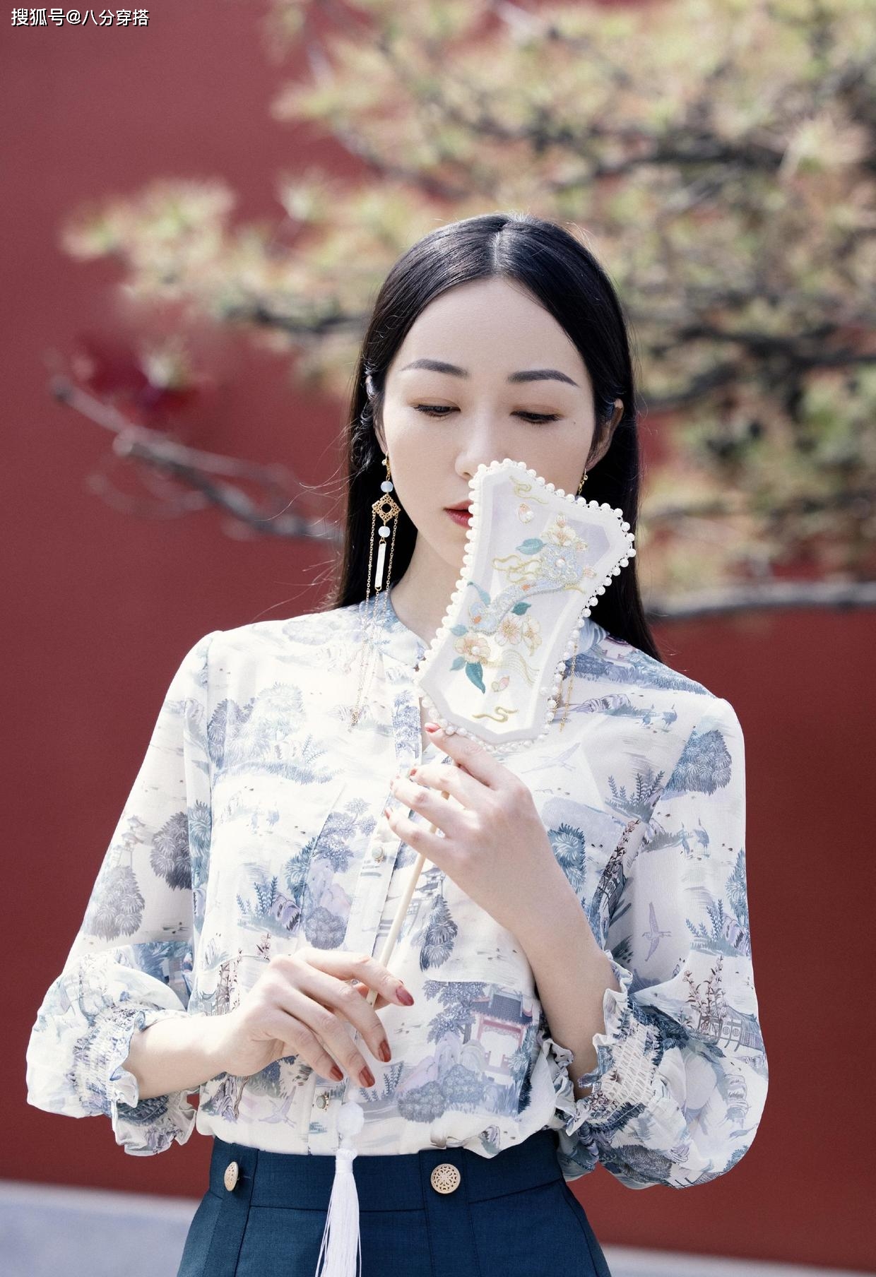 整体 韩雪不愧是“古典美人”,国风衬衫优雅出镜,这颜值不像30多岁