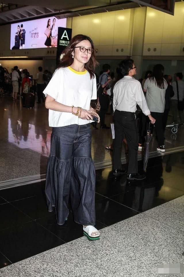 的设计 有种“美人迟暮”叫关之琳，穿白色T恤搭阔腿裤，时间痕迹太真实