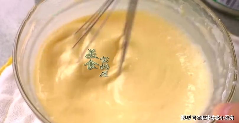 营养素|3个鸡蛋150克牛奶,这样简单做的早餐,软糯香甜,一大盘都不够吃