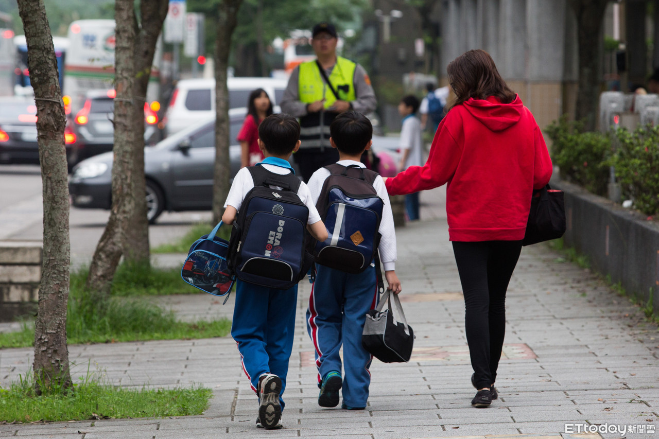 "不喝完不许进来",俩学生蹲校门口喝掉半箱奶,奇葩规定惹争议