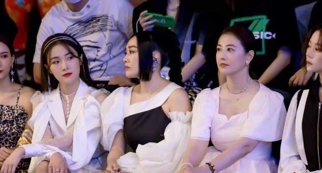 周海媚 周海媚罕见现身秀场，不做发型成全场最朴素，同框钟丽缇像隔辈人