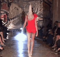 脚动 搞笑GIF:大哥对海参这么痴迷吗?都已经流鼻血了,还是要吃!