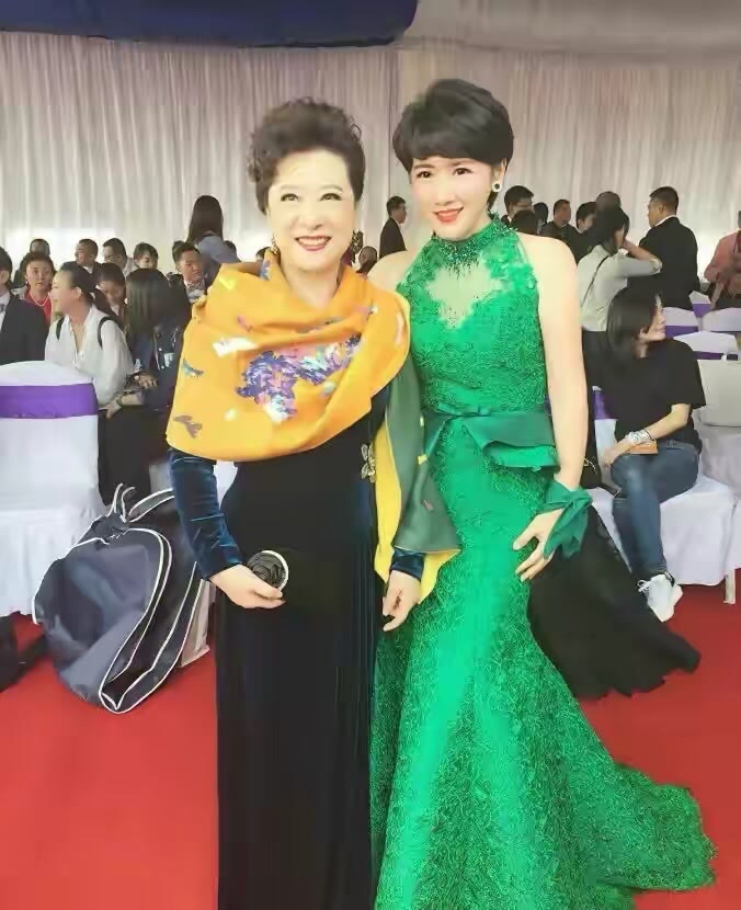 元素 王馥荔和归亚蕾同框，一个花哨一个低调都好有气质，看不出70多岁
