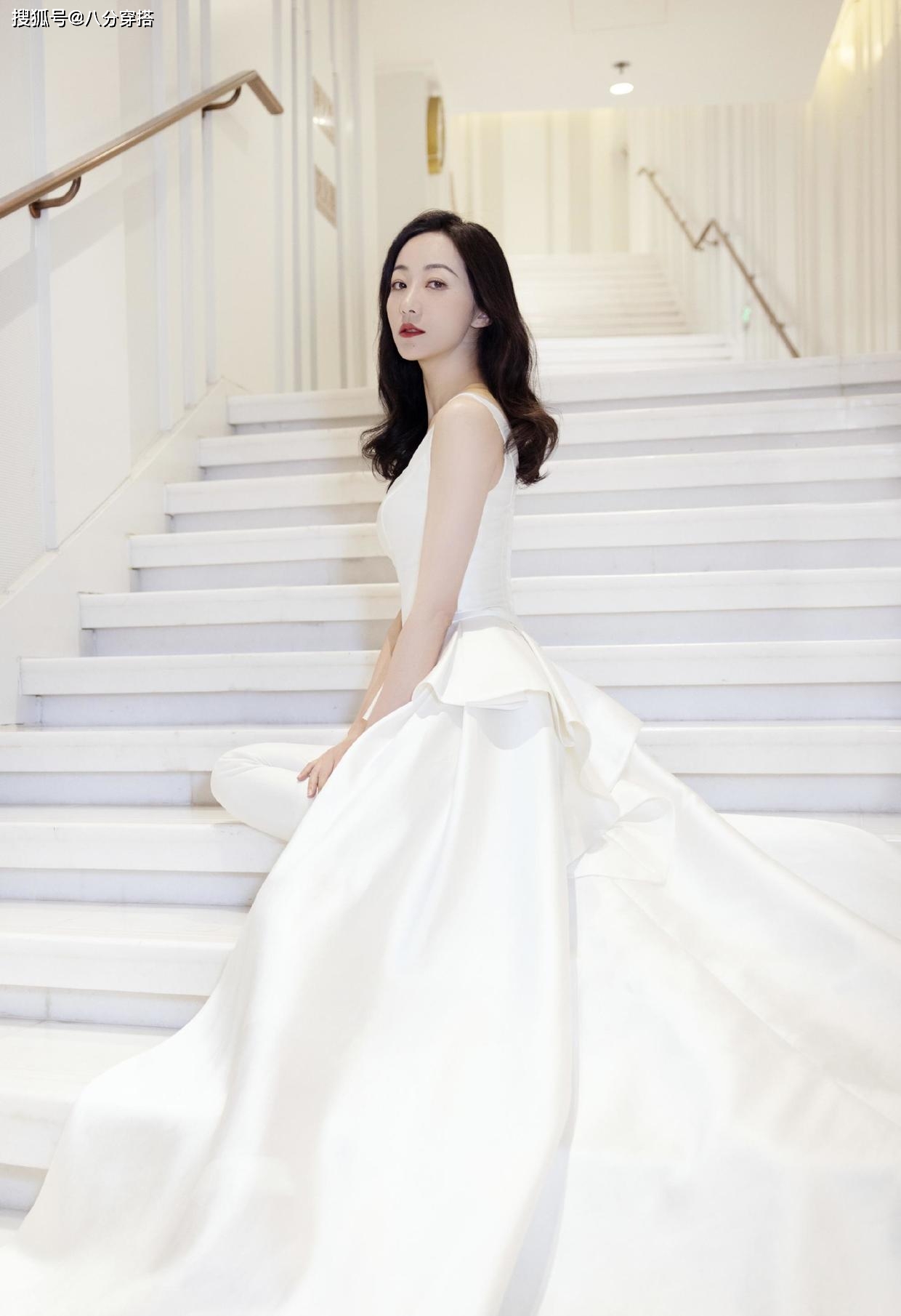 整体 韩雪不愧是“古典美人”，国风衬衫优雅出镜，这颜值不像30多岁