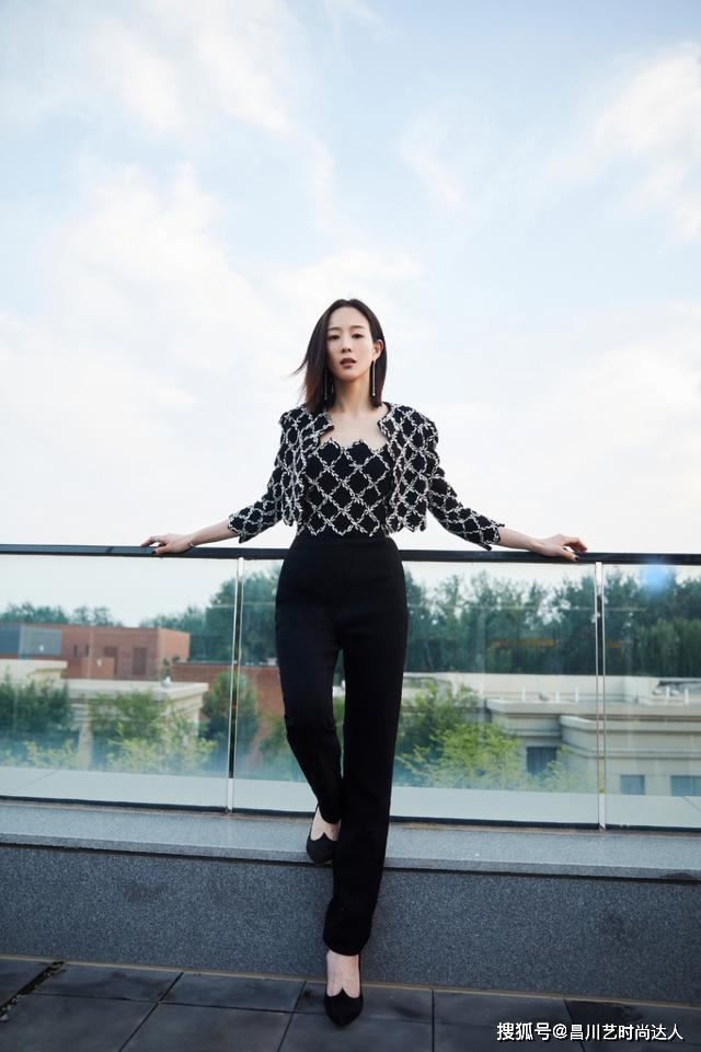 耳坠 张钧甯真让人难懂，走红毯不穿礼服，却穿夹克配小黑裤，仍惊艳了