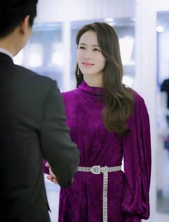 设计 孙艺珍气质真到位，驼色大衣也能穿出女神范，街拍照也太抢镜了