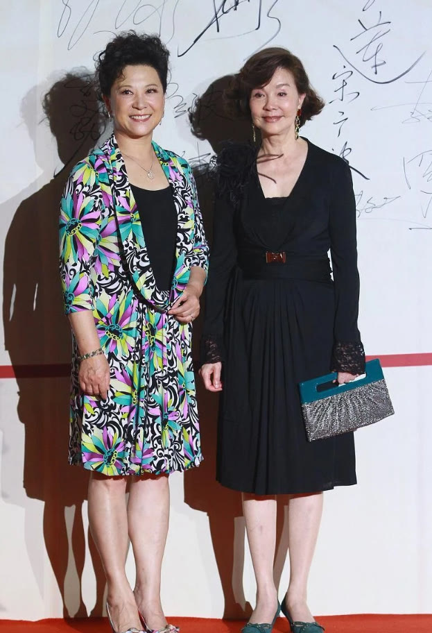 元素 王馥荔和归亚蕾同框，一个花哨一个低调都好有气质，看不出70多岁