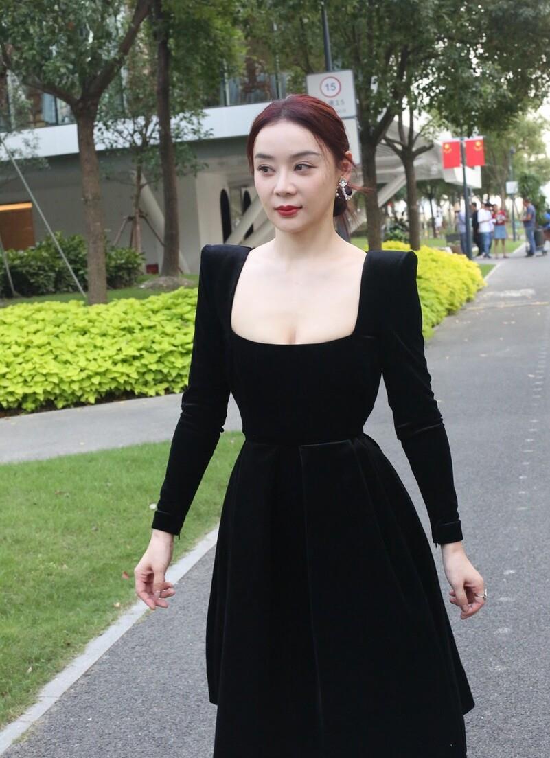 黑色 袁姗姗也爱复古风,方领丝绒裙精致典雅,奈何脸颊凹陷没了少女范
