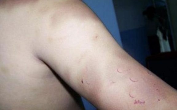 女士|哥哥亲近刚出生的妹妹，妹妹就莫名哭泣，妈妈打开襁褓脸都白了