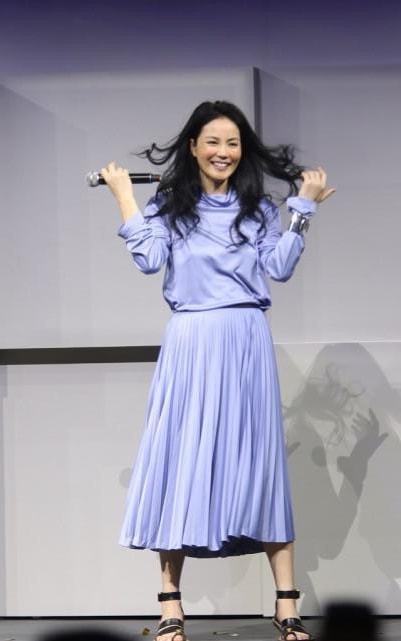 样子 王菲活成了让人羡慕的样子,紫色上衣配百褶裙,色彩看着好温柔